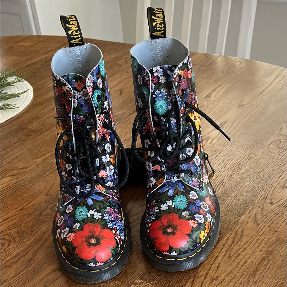 DOC MARTEN’S FLORAL PATTERN BOOTS. SZ.9